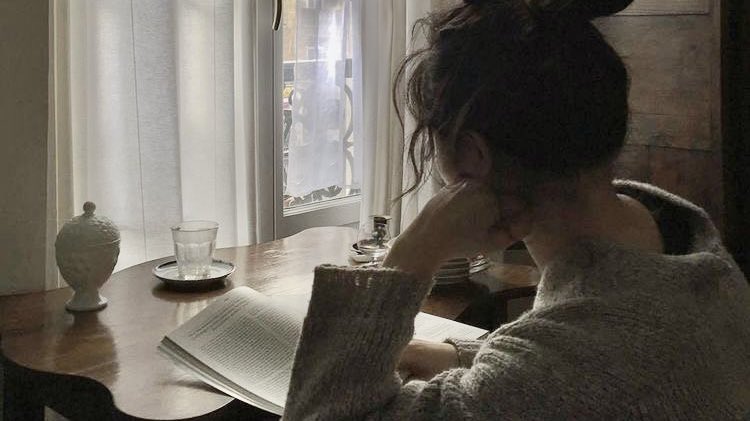 Surrounded by books ☕️