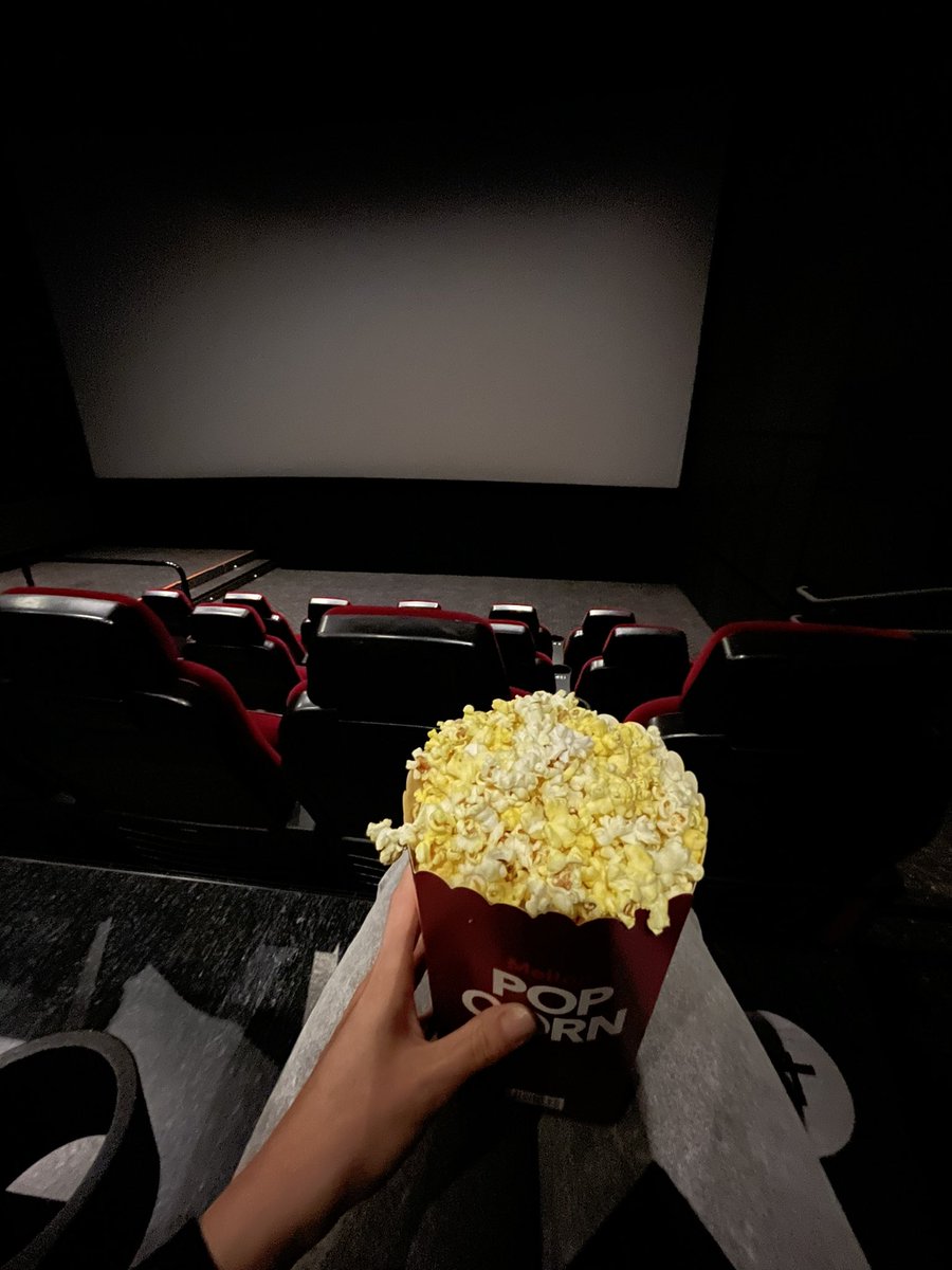karIssonnemelie's tweet photo. Igår blev det premiären av #BookClubTheNextChapter 🍿 hade varit bättre om jag inte dräpt 1l läsk under reklamen ✌️ https://t.co/4oWjD5Thed