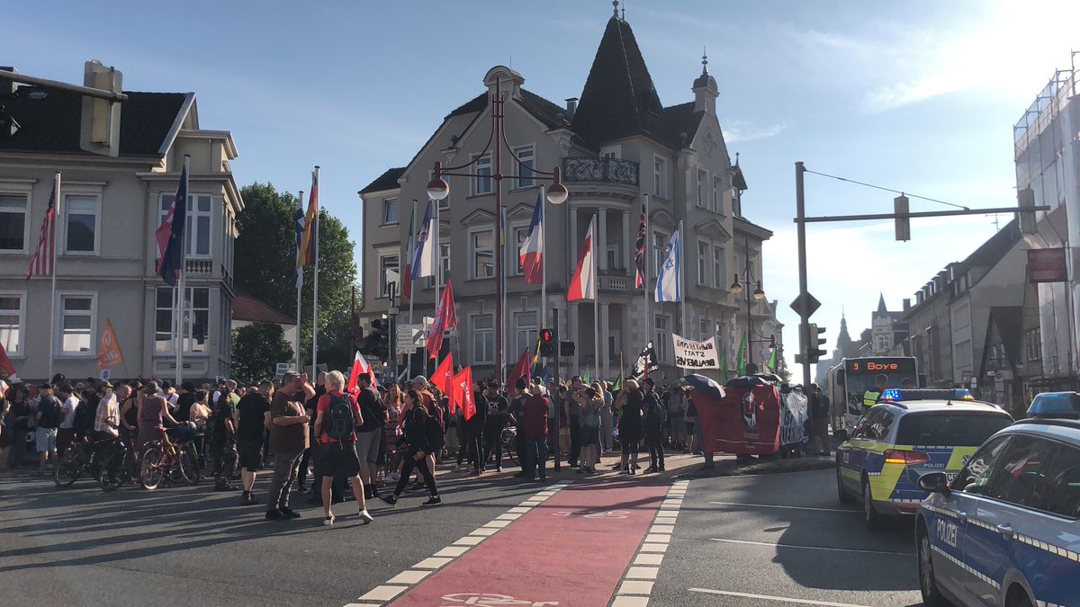 finnandorra's tweet photo. Celle – Hier findet an diesem Wochenende der Landesparteitag der AfD statt. Vor dem Bahnhof sammelt sich die Gegendemo. Nen paar Hundert sinds schon.
#ce1908 https://t.co/uAKw0iew1G