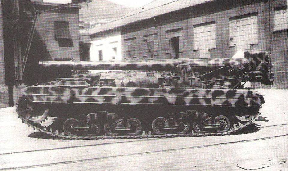 Postmanden1's tweet photo. Ansaldo Cannon 149 mm L/40 Model 1935 #Pic1
The Semovente M43 da 149/40, 1 prototype made. Sources mention that the chassis could have been either that of an M15/42 or the larger P26/40. #Pic4 wooden mock-up https://t.co/hL6PE1JKGG