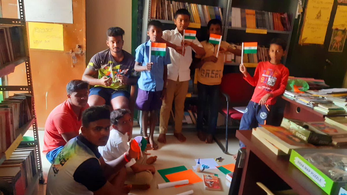 ತುಮಕೂರು ಜಿಲ್ಲೆ ಗುಬ್ಬಿ ತಾಲ್ಲೂಕಿನ  ಮಾವಿನಹಳ್ಳಿ ಗ್ರಾಮ ಪಂಚಾಯತಿ ಗ್ರಂಥಾಲಯ ಮತ್ತು ಮಾಹಿತಿ ಕೇಂದ್ರದಲ್ಲಿ “ಭಾರತ ಸ್ವಾತಂತ್ರ್ಯ ದಿನಾಚರಣೆ” ಅಂಗವಾಗಿ ಶಾಲಾ ವಿದ್ಯಾರ್ಥಿಗಳು ಬಣ್ಣದ ಕಾಗದಗಳನ್ನು ಬಳಸಿ ತ್ರಿವರ್ಣ ಧ್ವಜವನ್ನು ತಯಾರಿಸಿದ್ದನ್ನು  ಕಾಣಬಹುದು.
<a href="/readingkafka/">Uma Mahadevan Dasgupta</a> <a href="/CMofKarnataka/">CM of Karnataka</a>
#RDPR #independenceday2023