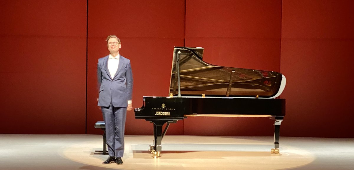 Catclassics's tweet photo. Ólafsson accepta el repte. 
Com vàrem viure el concert de @VikingurMusic anit al @Fest_Torroella 
https://t.co/7RkNzdkX5P https://t.co/4lI6LRmE4a