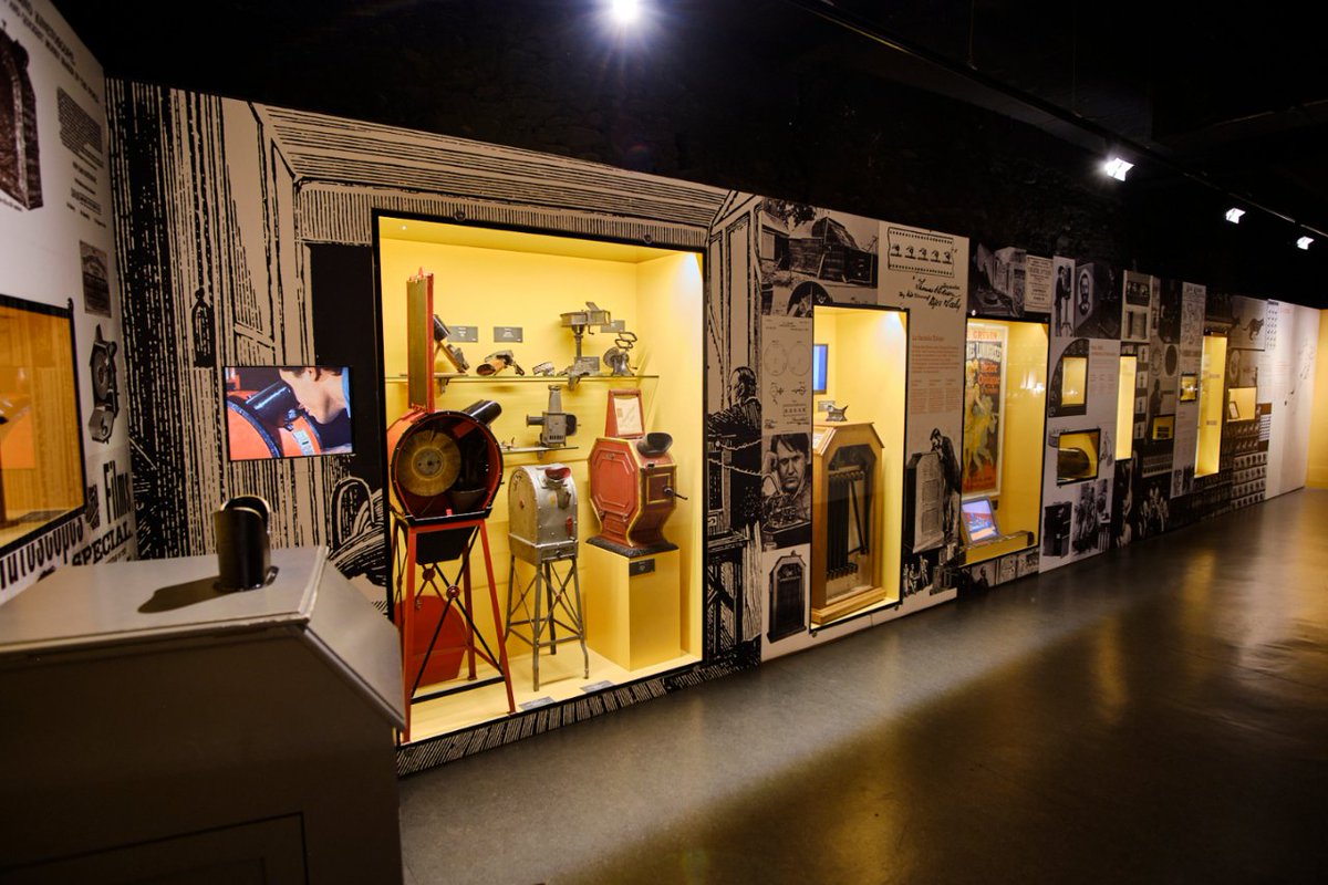 Gironamuseus's tweet photo. Ja sabeu com acaba? Doncs ara, al @museucinema descobriràs com va començar, coneixeràs tots els aparells, invents i espectacles que van precedir l'arribada del cinematògraf. El cinema abans del cinema! https://t.co/c6mSefzy4g