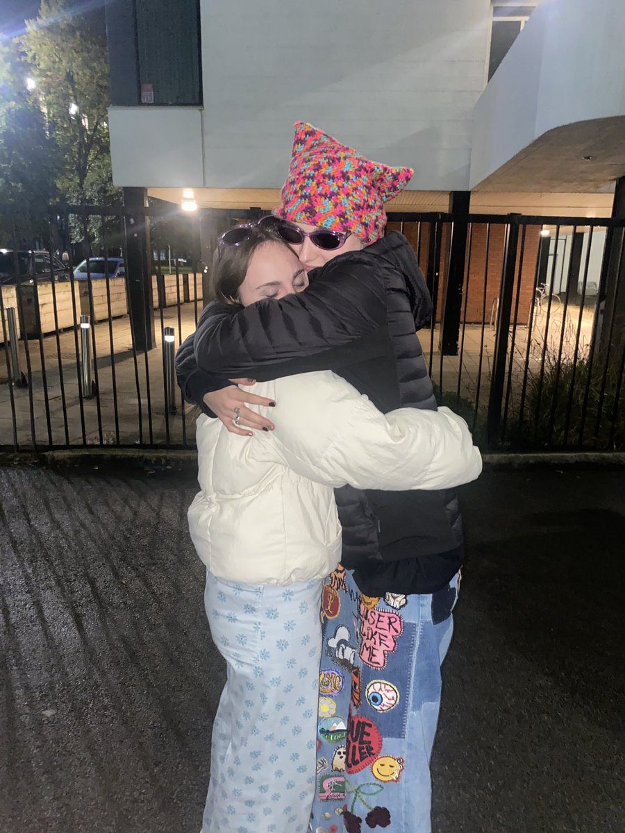 Iivirodrigo's tweet photo. happy birthday to my favourite person to hug in the world <3 @babyqueen
i love you & hope you have the best day ever !!!!! #belladay https://t.co/9HH8FN8ftW