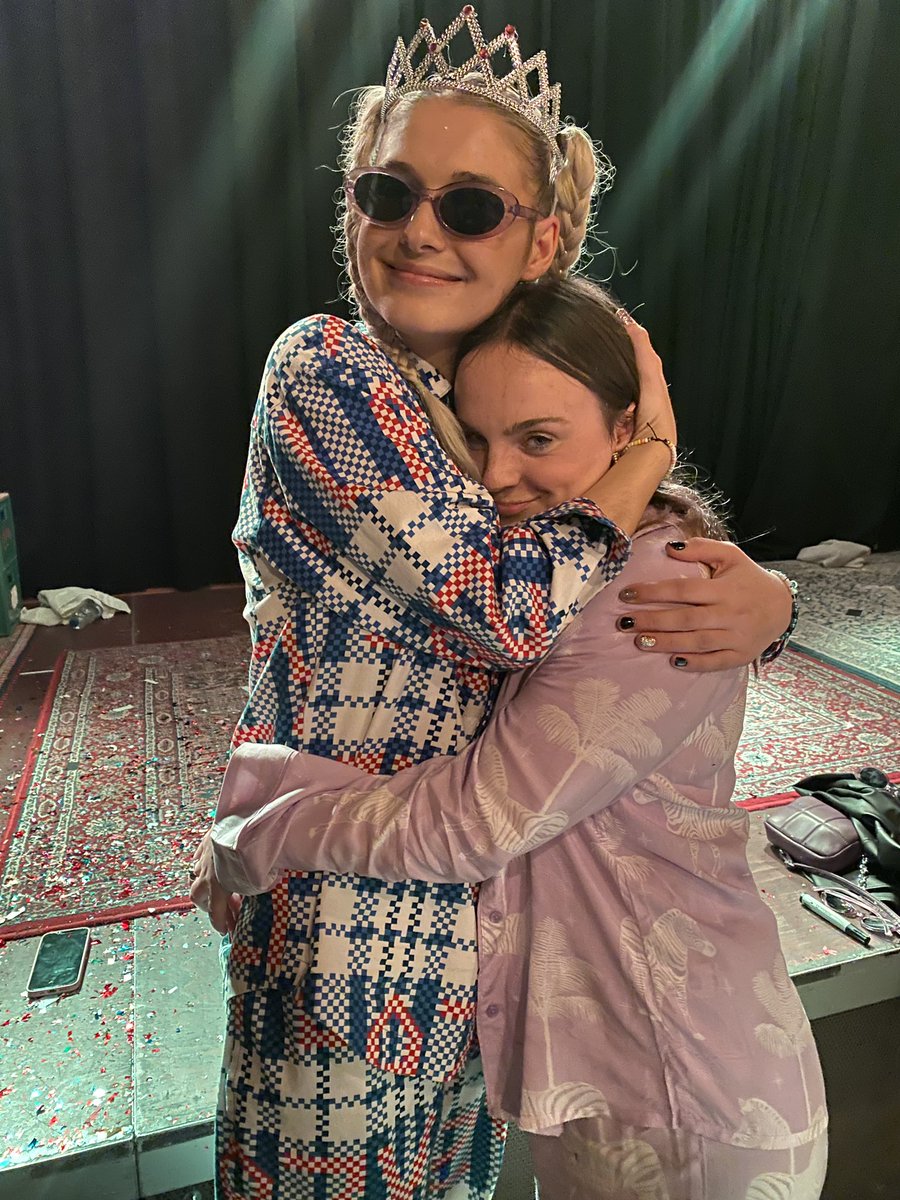Iivirodrigo's tweet photo. happy birthday to my favourite person to hug in the world <3 @babyqueen
i love you & hope you have the best day ever !!!!! #belladay https://t.co/9HH8FN8ftW