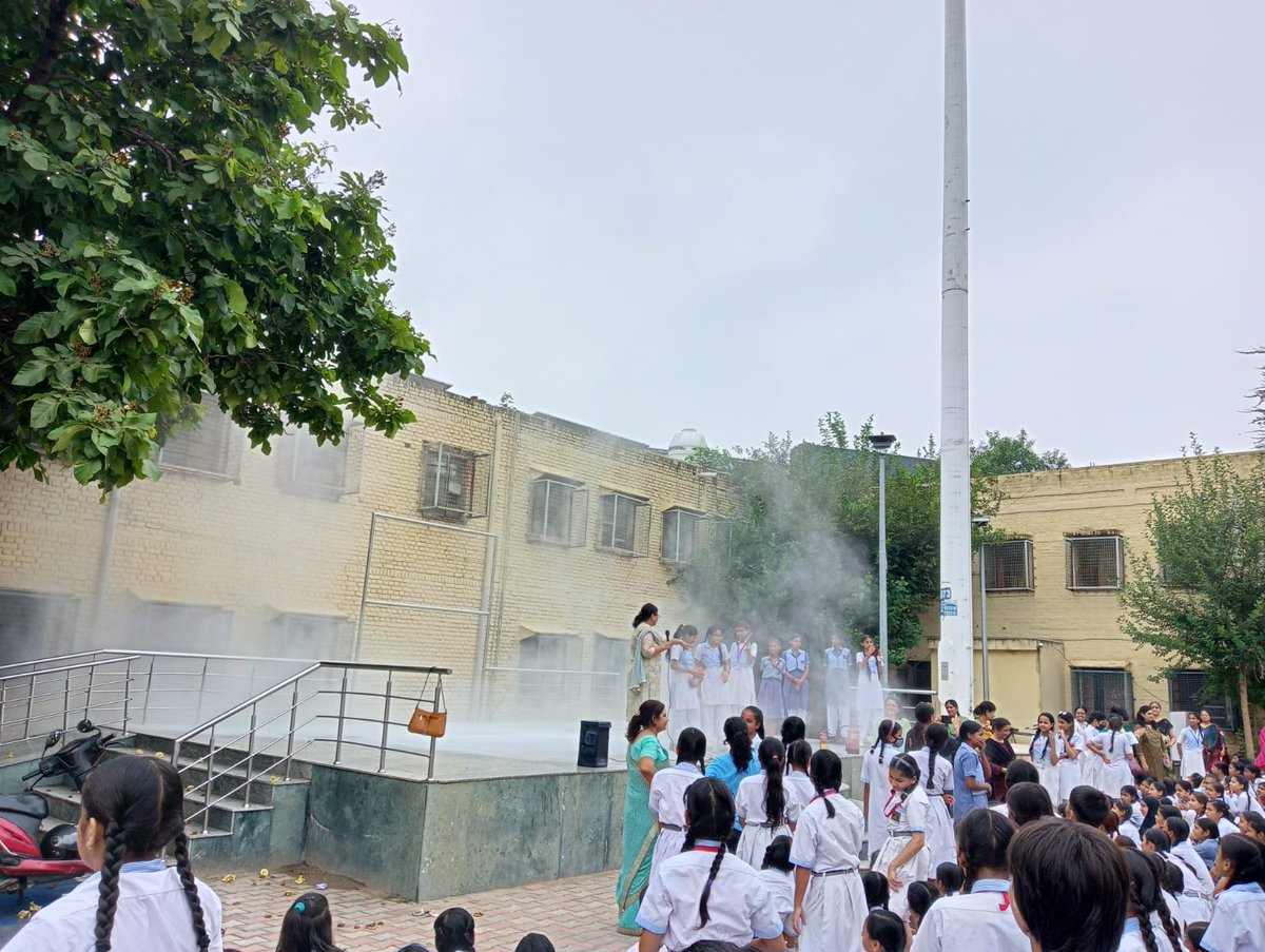 rskv_evn's tweet photo. " Best way to avert disaster is being prepared"  . Mock fire drill was carried out at RSKV East Vinod Nagar to check fire preparedness. Students and teachers participated actively in this exercise. 
@Dir_Education @PbpandeyB
#disasterpreparedness  #mockfiredrill https://t.co/yr48z41Y95