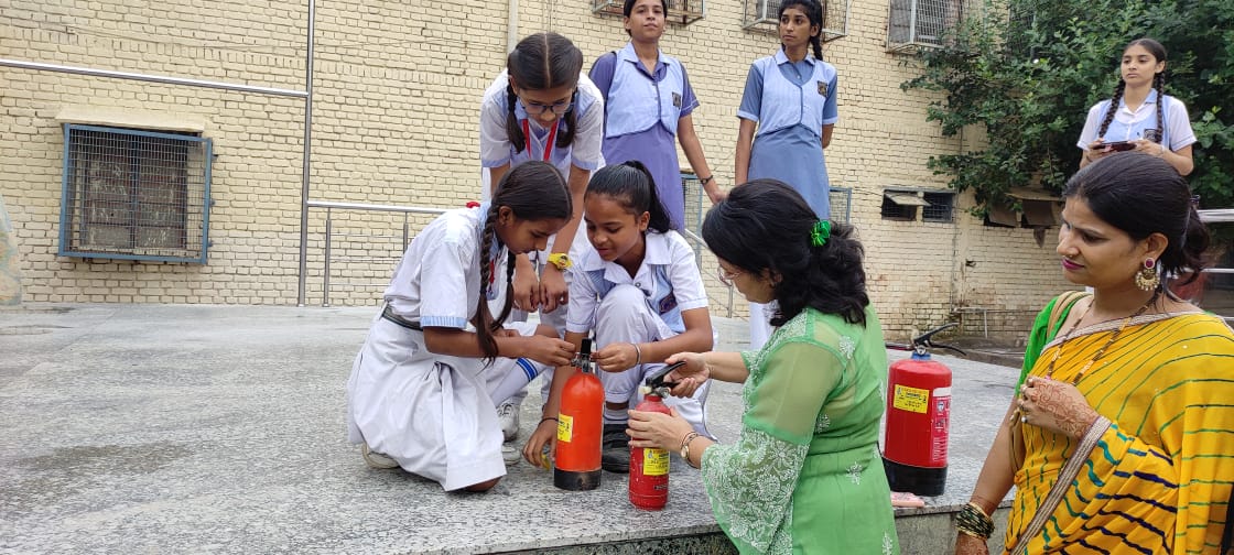 rskv_evn's tweet photo. " Best way to avert disaster is being prepared"  . Mock fire drill was carried out at RSKV East Vinod Nagar to check fire preparedness. Students and teachers participated actively in this exercise. 
@Dir_Education @PbpandeyB
#disasterpreparedness  #mockfiredrill https://t.co/yr48z41Y95