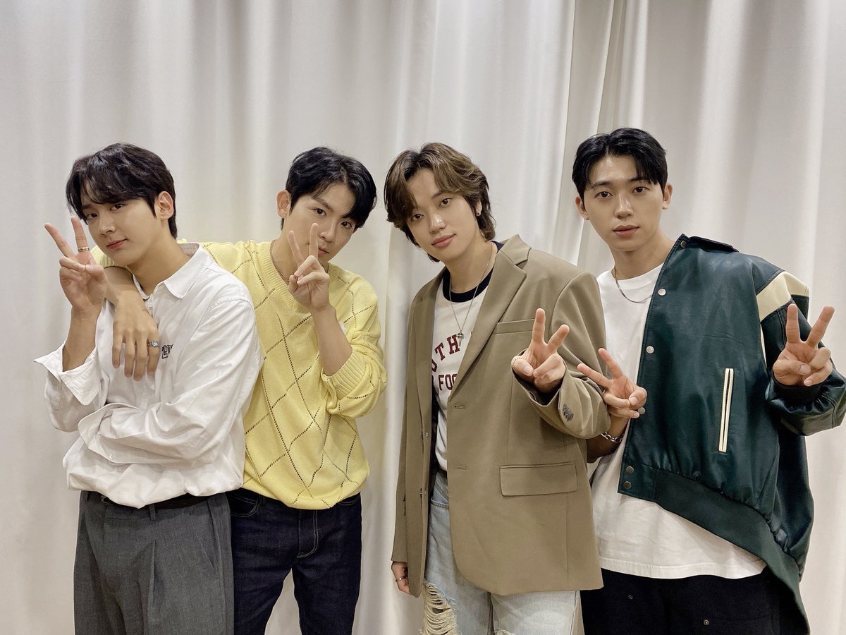 TEEN_TOP's tweet photo. 0819 점프업 meet&amp;game / 대면 사인회 

주말 시작은 틴탑과 함께 💜
오늘 엔젤들 많이 만날 수 있어서 
너무 즐거웠어요 🫶🏻

#TEENTOP #틴탑 #4SHO #휙 #HWEEK https://t.co/zQylw0Eyyk