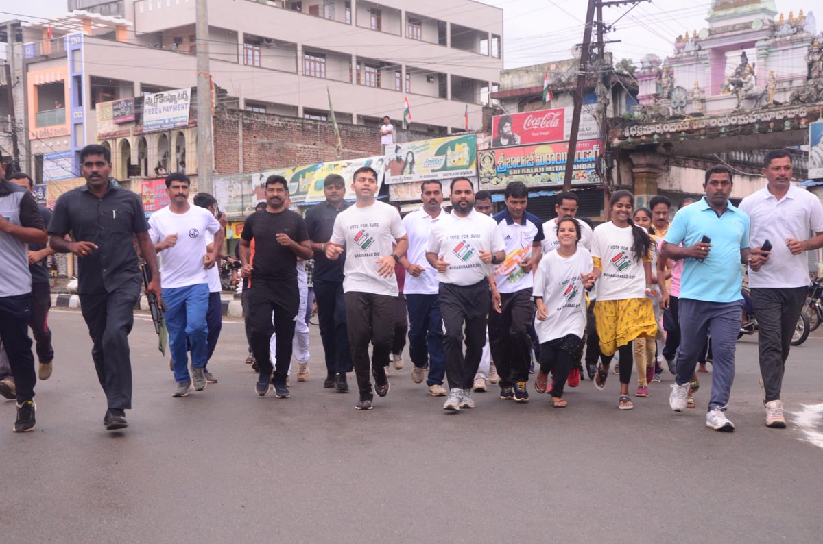 DRDA_MBD's tweet photo. Respected District collector sir, SP sir and District officials are participated "5K Run- I vote for sure"  at Mahabubabad District on 19.08.2023 https://t.co/ly7cVZSp4o
