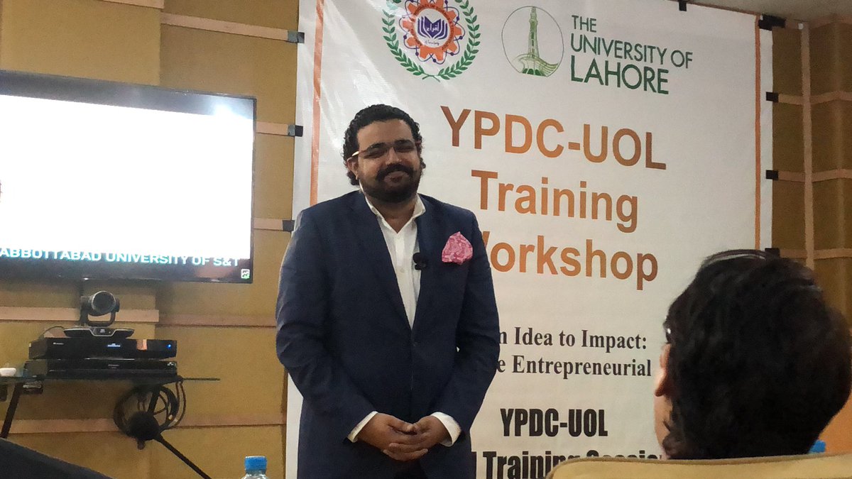 azkthr's tweet image. #UOLxAUST workshop #FromIdeatoImpact

@A_WarisHameed delivering a highly engaging session on Self Discovery.