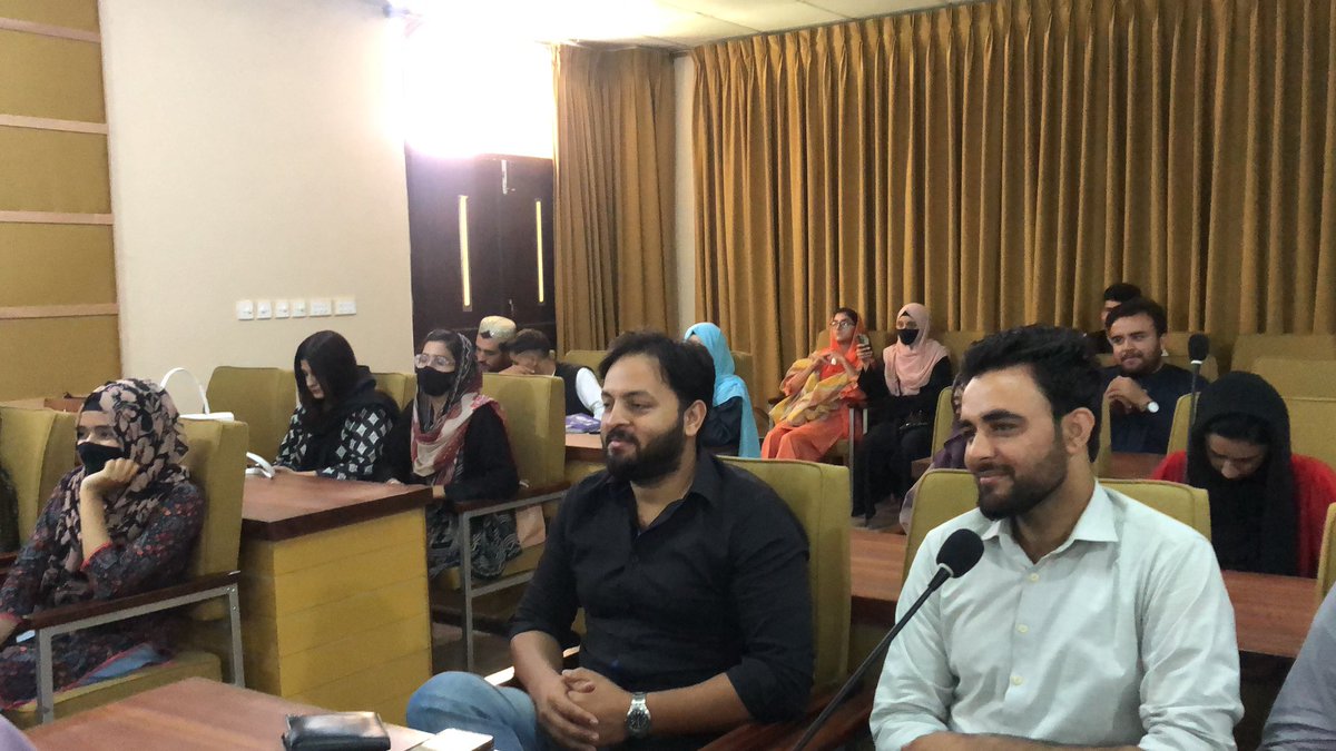 azkthr's tweet image. #UOLxAUST workshop #FromIdeatoImpact

@A_WarisHameed delivering a highly engaging session on Self Discovery.