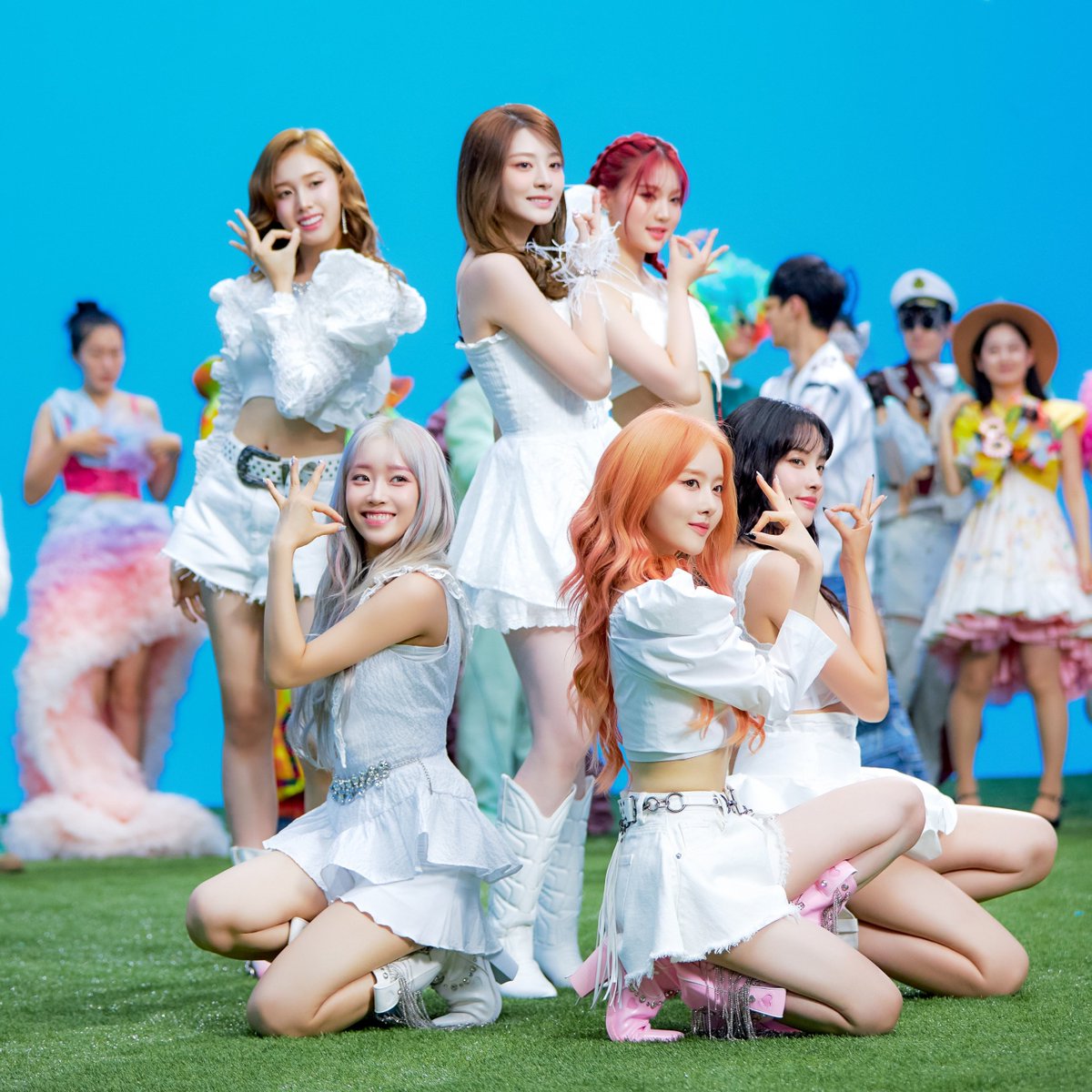 Genius_kor's tweet photo. #GeniusCharts | STAYC (@STAYC_official) occupies two spots in the Top 5 of the K-Pop chart in Genius Korea after "Bubble (English Ver.)" & "Bubble" debut at #1 and #5!
"Bubble (English Ver.)" becomes STAYC's fifth #1 on the chart!
#STAYC_TEENFRESH #STAYC_Bubble https://t.co/J7axp6Is1P