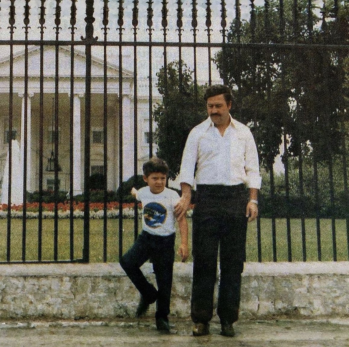 bamwinejnr's tweet photo. Pablo took this picture at the White House while the US government was looking for him 😂💀 https://t.co/LcBB4XHhy8