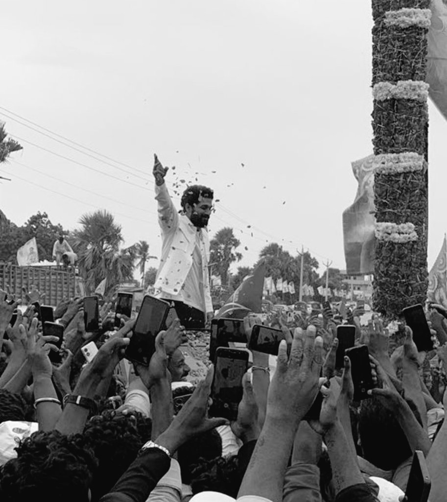 Vishnu3201's tweet photo. That sign gives Bumps🖤🤸#AlluArjunInNalgonda https://t.co/YhV7oVG8jv