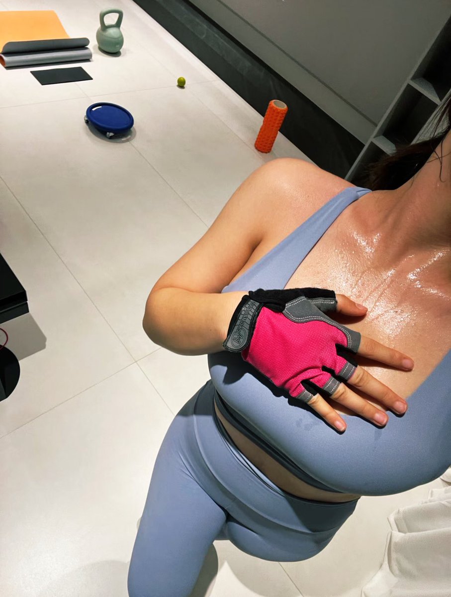 YourWifeYellow tweet media