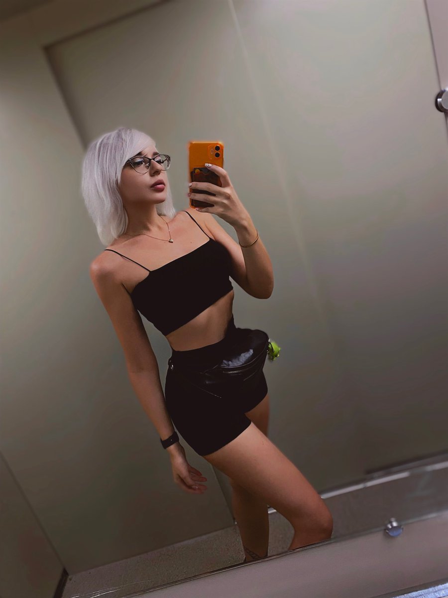 Morning 🖤

Have a good day 🖤✨

The beautician banned me from wearing makeup for a few days. I'll have to put up with the real me 😂

#NFTfam #NFTCommunity