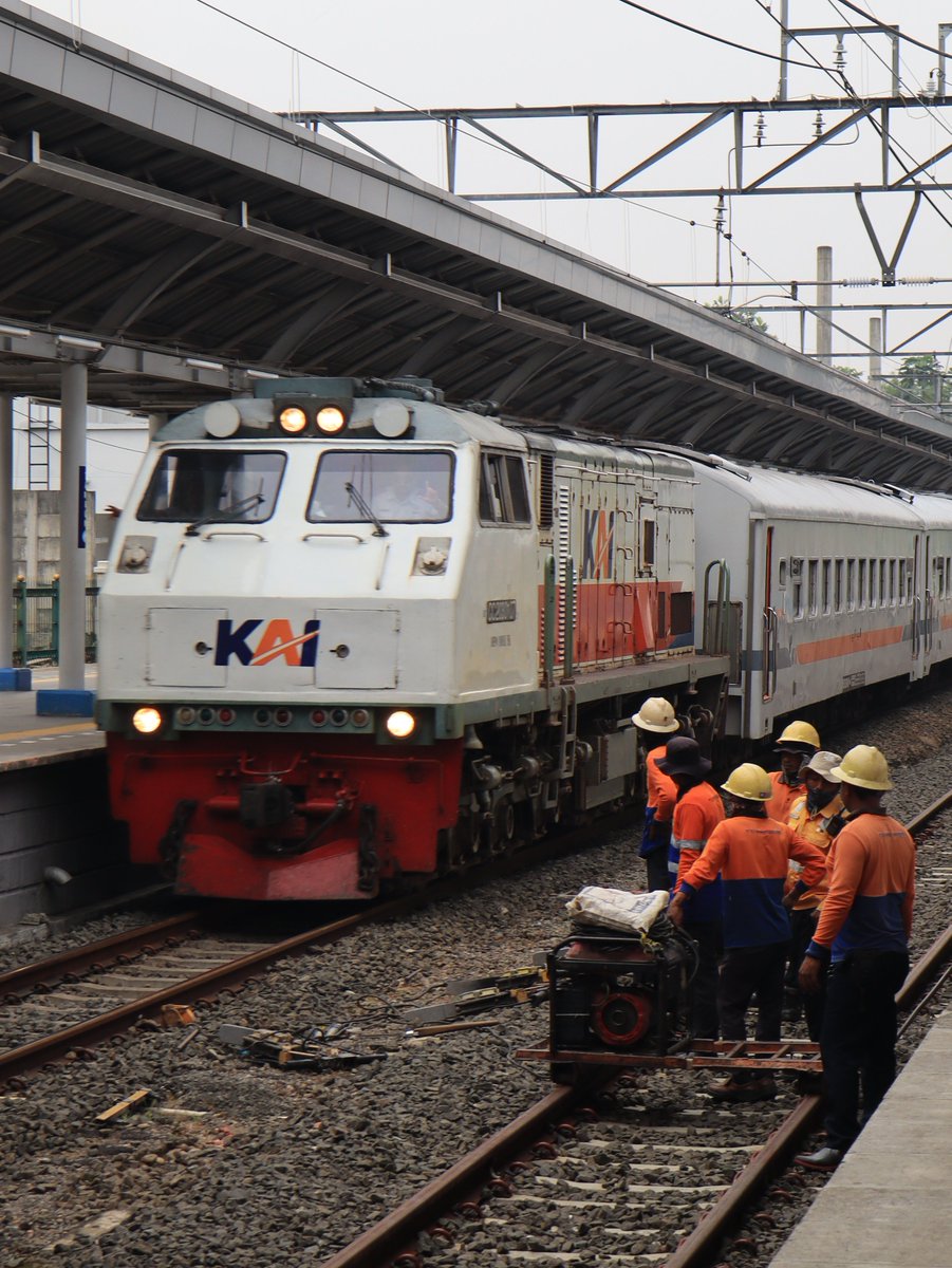 Kaedez1's tweet photo. Freights, Passenger, Workers

#fotosepur https://t.co/TloMPmoxVp