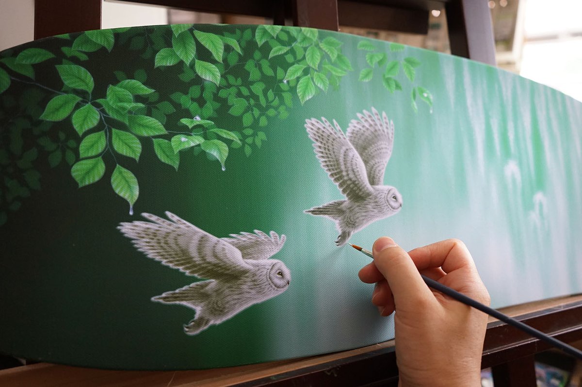 kentaro_art's tweet photo. "Fresh Green Wind" #Owls
「新緑の風」#フクロウ 原画
新緑の滝の側に2羽のフクロウが飛ぶ様子を、クリの木額に収めた作品です。
9月の神奈川、大阪で開催のジャパンアートエキスポに出品します。
#saveowls #saveforest #owlart #kentaronishino #フクロウアート #森 #滝 #画家 #西野健太郎 https://t.co/2c6TkCIZyR