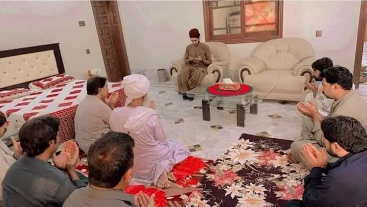ھي ڇورو ب راڻي پور جو پيرُ آھي ھن جي عُمر ڏسو ۽ ھيٺ ويٺل ڏاڙھي وارن بُزرگن جي عُمر ڏسو ! ھاڻي ھن وات ڳاڙھي ڇوري وٽ ڪھڙي ڪرامت آھي جو اڇي ڏاڙھي وارا ھن جي پيرن ۾ ويٺا آھن !
#JusticeforFatima
