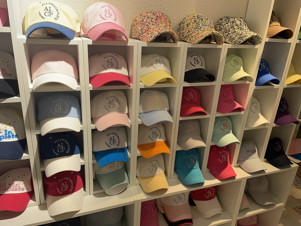 LaBombandthings's tweet photo. All in complete 10/10 เราไปเจอ Pop up store ร้านเขาที่ฮันนัม แล้วแกซื้อ 2 แถม 1 ตกเหลือใบละ 4-500 แล้วดูการแมชสีน่ารักสลบ ชั้นเกือบตาย ทรงหมวกดีมากไม่ปวกเปียก ไม่หลุดง่ายแน่นกระชับหัว เกาหลีเขามีแบรนด์โลคอลดีๆมากกว่าร้านที่ดังอีกเยอะมากนะแก #รีวิวเกาหลี #เกาหลี https://t.co/DeYHMOtXH5