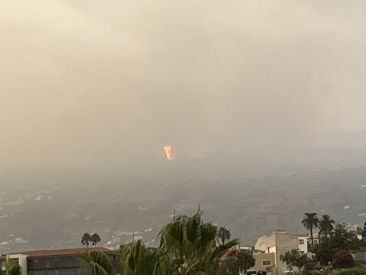 The view from our balcony in Puerto de la Cruz.
The sky is grey, ash lies on our balcony.
Let’s see what the day brings.

Stay safe everyone!

#IFArafoCandelaria