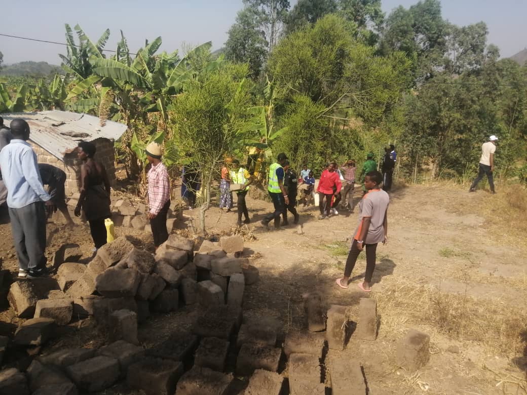RuhangoDyvcp's tweet photo. BIRIMO KUBA@RuhangoDistrict Urubyiruko twese,mu tugari twose twazindukiye mu muganda wihariye w'Urubyiruko aho hirya nohino turimo kwibanda kubikorwa biteza imbere umuturage 
#Ntakudohoka @RwandaLocalGov @Rwandapolice @RwandaYouthVol1 @MiniYouthRwanda @RwandaSouth @KubanaRichard https://t.co/reSrK0Q44t