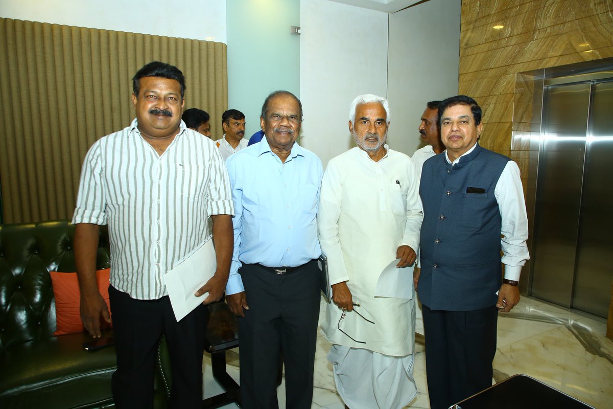 ರಕ್ಷಣಾ ಸಂಶೋಧನೆ ಮತ್ತು ಅಭಿವೃದ್ಧಿ ಸಂಸ್ಥೆ ಮತ್ತು ಇಸ್ರೋ'ನ ಮಾಜಿ ನಿರ್ದೇಶಕರಾದ ಹಿರಿಯ ವಿಜ್ಞಾನಿ ಡಾ. ಎ ಶಿವಂತನು ಪಿಳ್ಳೈ ಅವರನ್ನು ಇಂದು ಬೆಂಗಳೂರಿನಲ್ಲಿ ಭೇಟಿಯಾಗಿ, ಹಲವು ವಿಚಾರಗಳ ಕುರಿತು ಚರ್ಚಿಸಿದೆವು.

#NimmaPK | #Ranebennur |