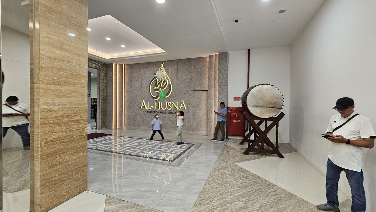 ridwanhr's tweet photo. Musholla Pakuwon Mall Jogja bagus banget, tempat shalat besar, pria dan wanita dipisah, tempat wudhu dan alas kaki banyak, ada minum gratis.

Udah gitu letaknya bukan di basement atau rooftop

Rating ⭐⭐⭐⭐⭐ https://t.co/51BzYWF835
