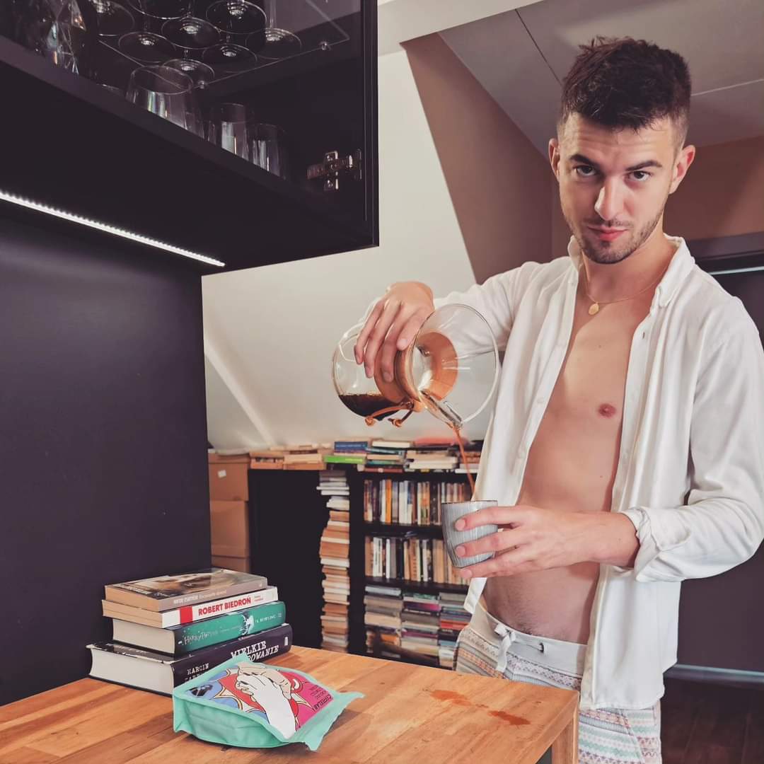 JaniczakG's tweet photo. Poranna kawusia ☕️ własnoręcznie przygotowany #chemex z pysznych ziaren wypalonych dla #DIOZPL 🐾 życzę Wam miłego dnia 😍
#kawa #idziegrześ #lgbt #gay #polishboy #polishgay #coffee #lovecoffee #alternative https://t.co/i8ZUxBby3w
