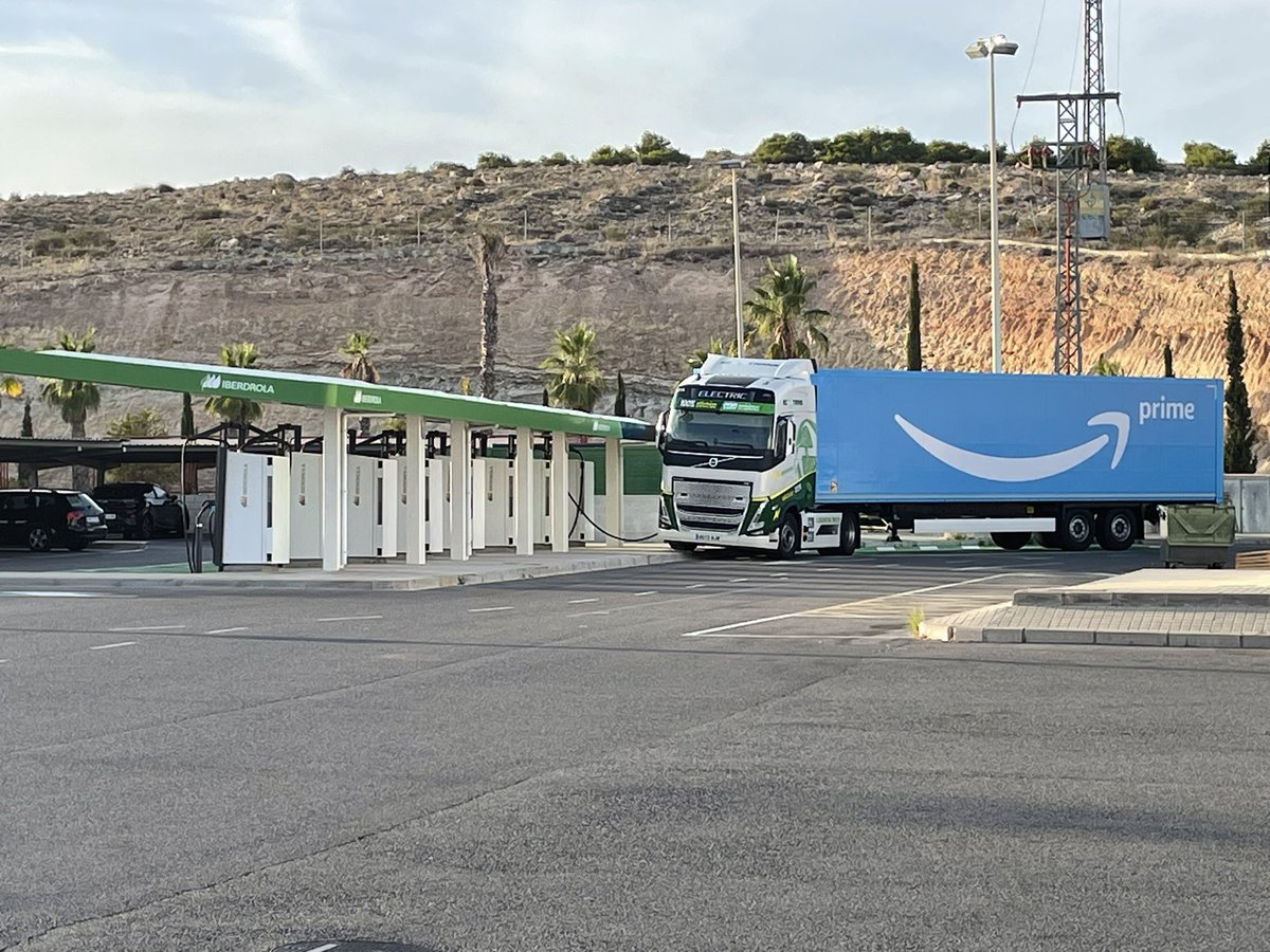 jorgeojer's tweet photo. @TodosElectricos @earcos @mmrdeveloper Ayer, en los 
cargadores de Iberdrola - Porsche del área de servicio de Elche. https://t.co/S4Q4TyVVsd