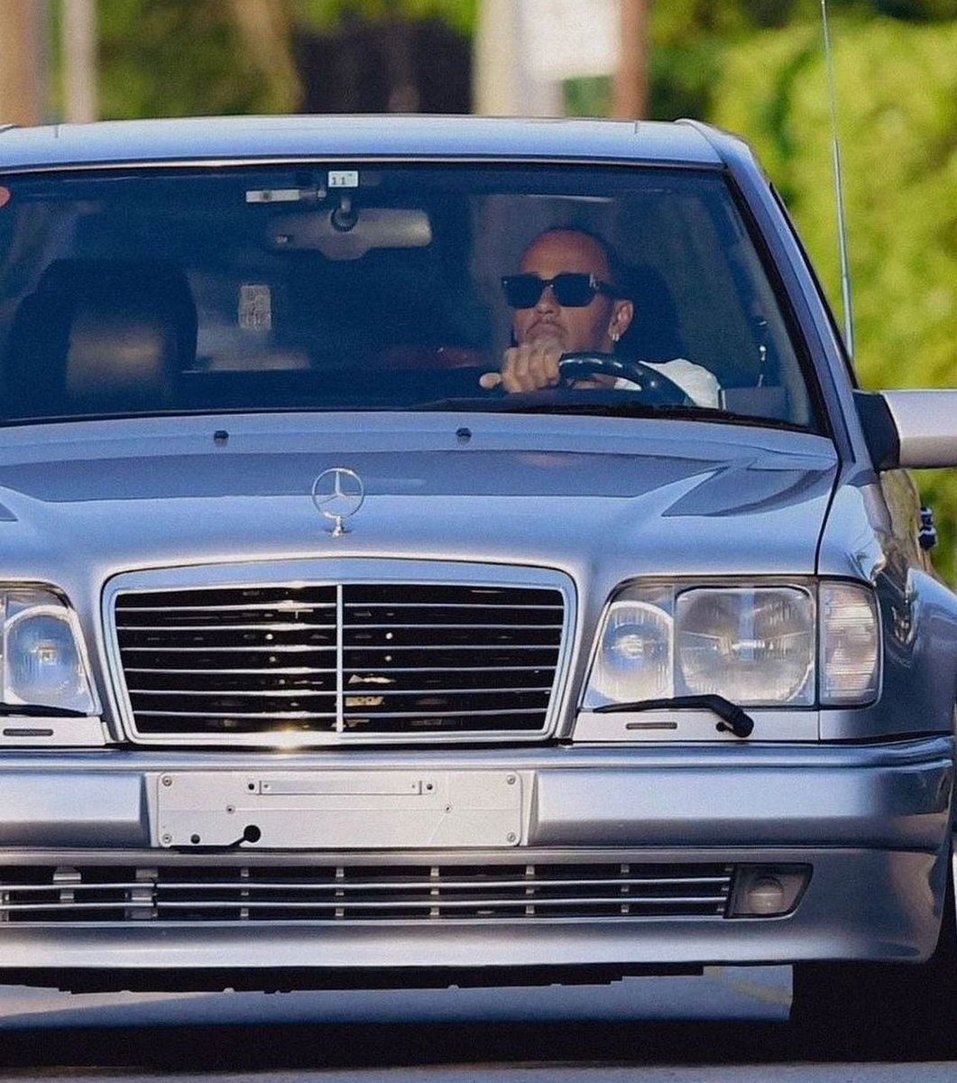 Burgrid16's tweet image. Hamilton dans une Mercedes 500E
Bordel ça c&apos;est la classe !