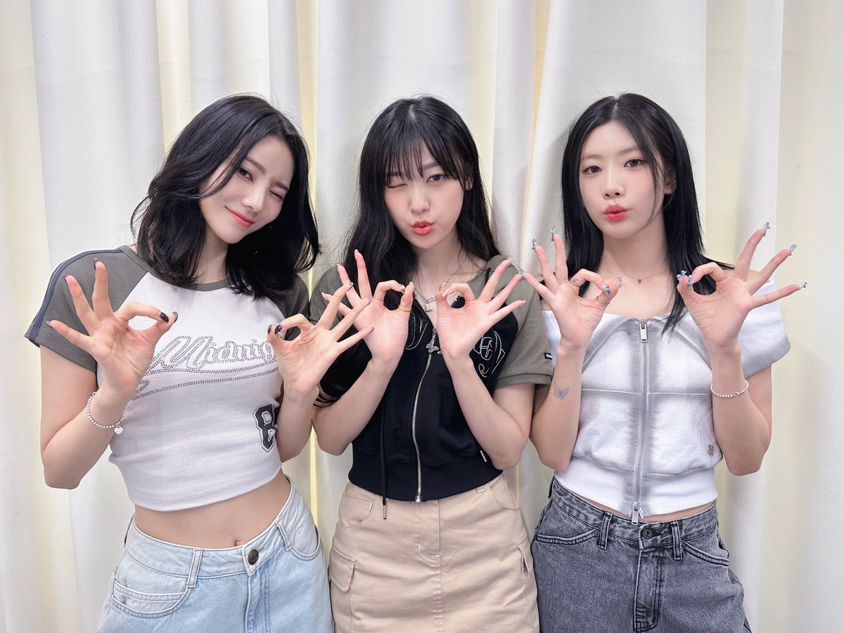 🔎[오아써-하다] 
ㄴ 환하게 빛나며 곱고 아름다움.
   ㄴ 사람의 얼굴이 오목조목하고 우아하며 모난데가 없음.
보고 있어도 또 보고 싶은 팬분들과 함께한 팬 사인회🤍
오아써-한 오드아이써클과 행복하셨나요❓❤️💙💜

#ARTMS #ODDEYECIRCLE
#AirForceOne #VersionUp
#KimLip #JinSoul #Choerry