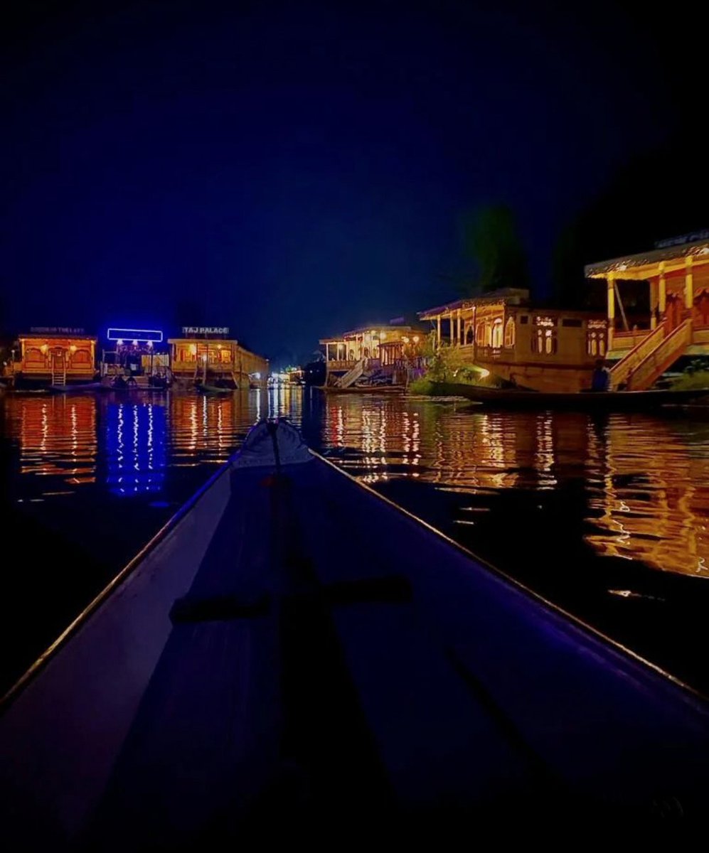 PRIYADARSHNI's tweet photo. @PaytmTravel #Worldphotographyday The mesmerizing Shikara ride last year at Kashmir was one of my most memorable https://t.co/Qn2SZipO2L was my solo trip but while coming back home i had some of the best friends for lifetime. Chased best sunsets there @PaytmTravel https://t.co/ARutOsEPnL