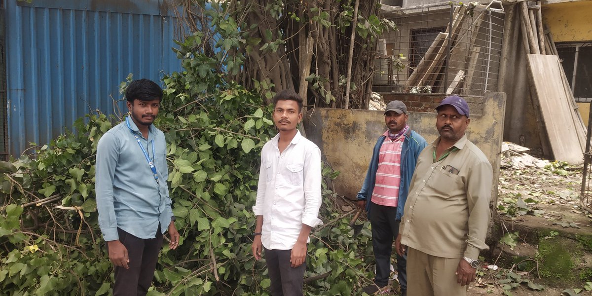 chetansolanki55's tweet photo. I would like to thanks to @PCMCSarathi @pcmcindiagovin @shekhardalal for there quick action that has been taken for my first  compliant that I lodged before two days to #pcmcsarathi number. Below is the pics of the cutting trees branches with the officers. https://t.co/wOjqJg1Rlk