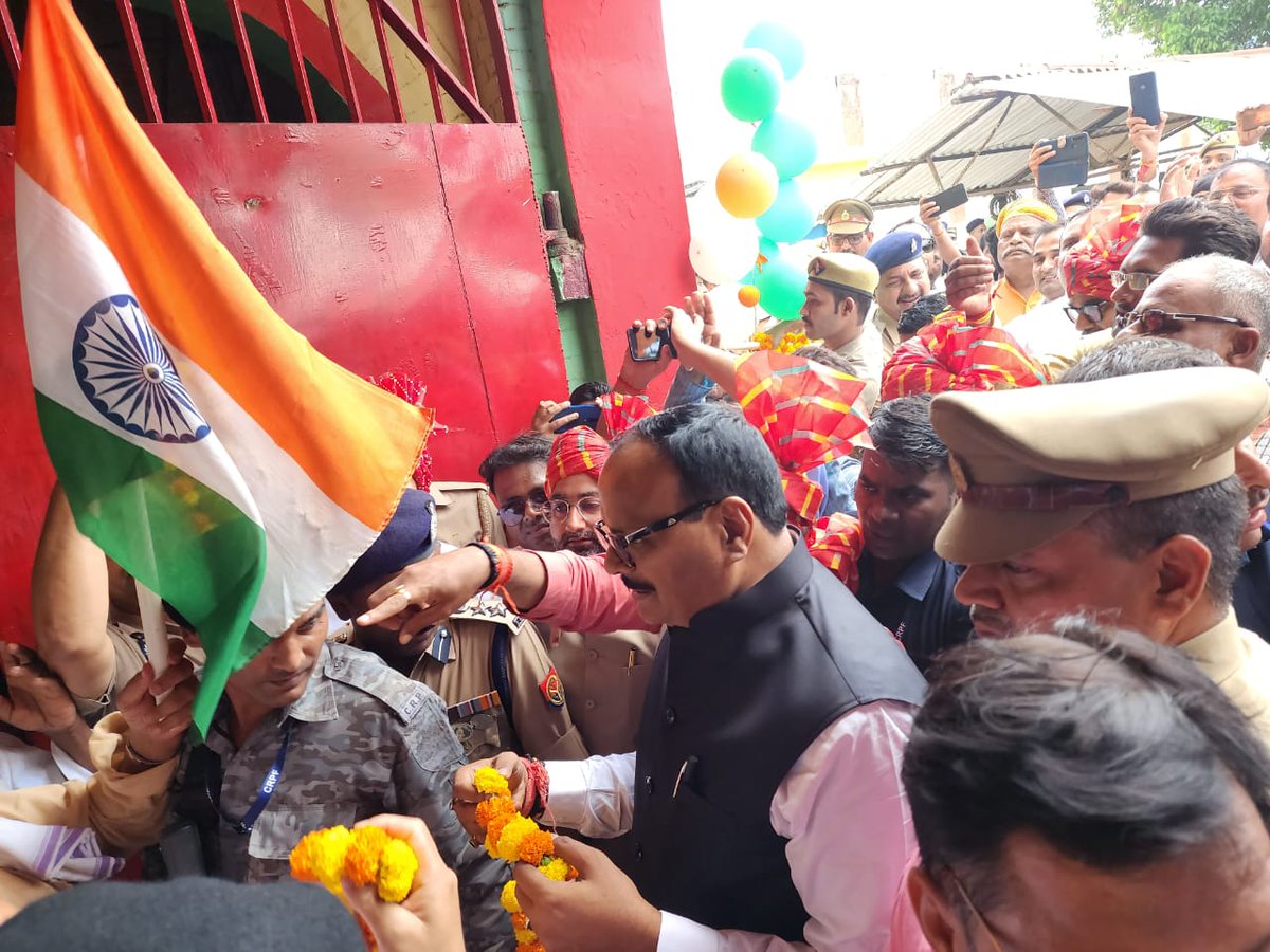 आज बलिया जिला कारागार के परिसर में स्वतंत्रता सेनानियों का सम्मान किया एवं स्वतंत्रता सेनानी श्रद्धेय राजकुमार बाघ जी की मूर्ति पर माल्यार्पण कर उन्हें कोटि कोटि नमन करते हुए।
<a href="/BJP4India/">BJP</a> 
<a href="/BJP4UP/">BJP Uttar Pradesh</a>