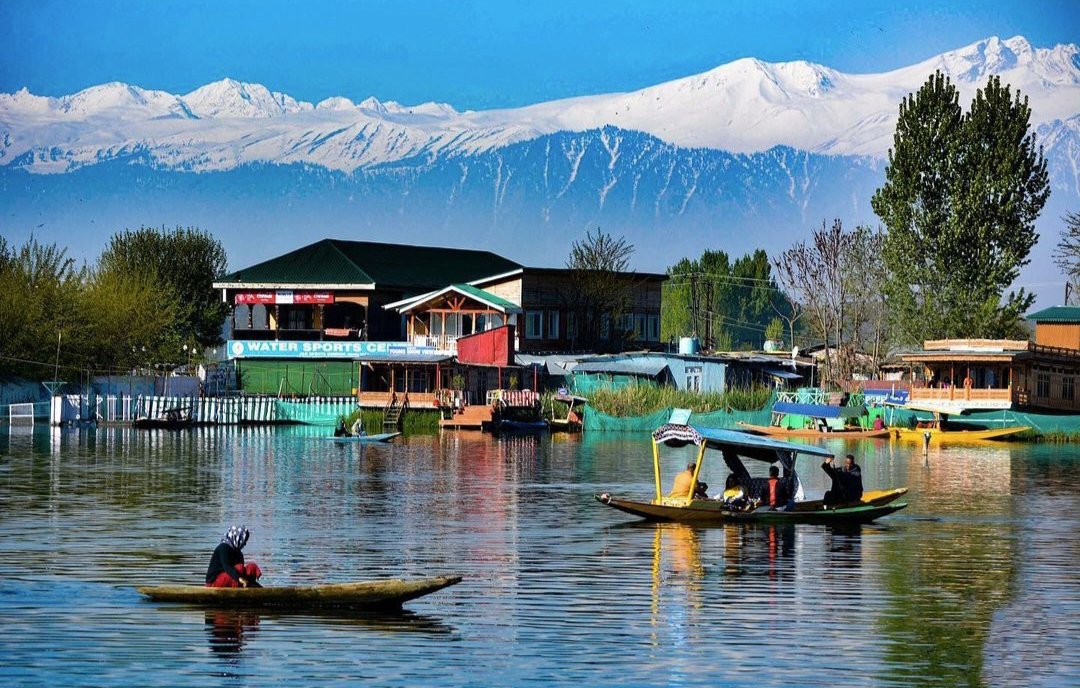 PRIYADARSHNI's tweet photo. @PaytmTravel #Worldphotographyday The mesmerizing Shikara ride last year at Kashmir was one of my most memorable https://t.co/Qn2SZipO2L was my solo trip but while coming back home i had some of the best friends for lifetime. Chased best sunsets there @PaytmTravel https://t.co/T9mcMkyZao