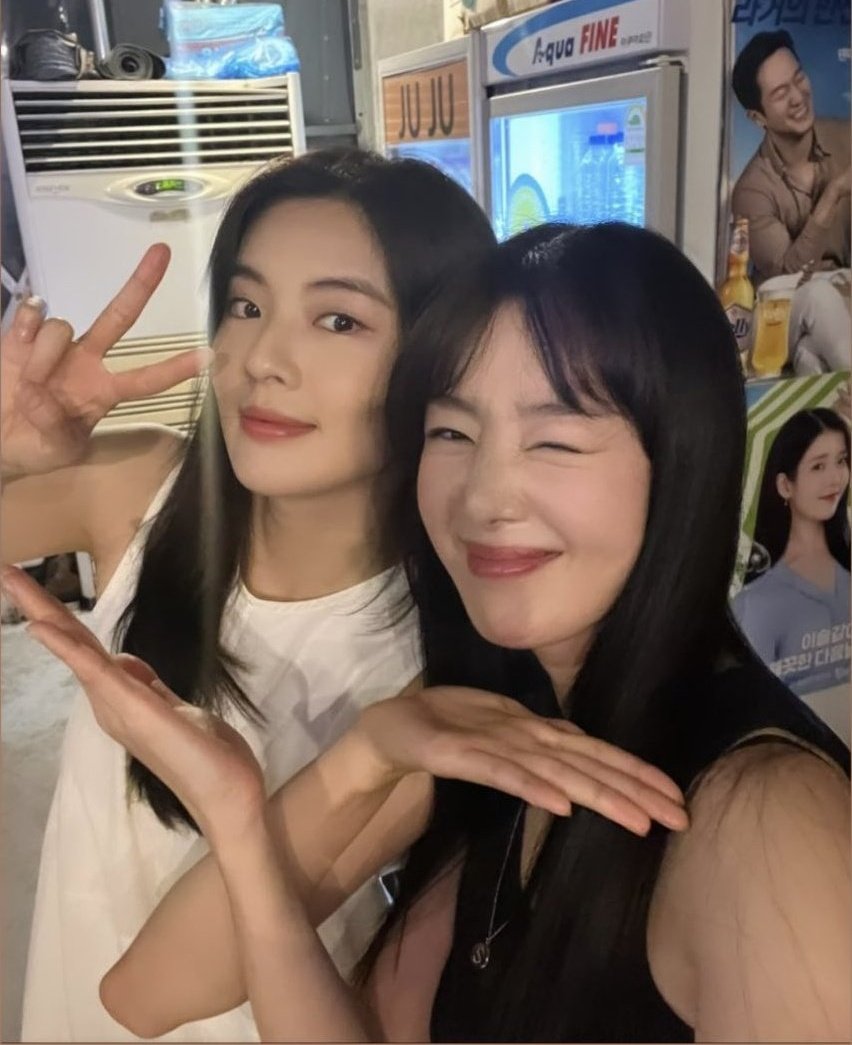 HanSunhwa,'Sweet Sea' filminin VIP gelen 'Work Later Drink Now' Jung Eunji ve Lee Sunbin olan sevgisini dile getirdi.'Eunji ve Sunbin galaya geldi.Gerçekten güven vericiydi,Abla olarak çok eğlendim çünkü küçük kardeşlerim geldi ve onlardan çok tebrikler aldım.'
#jungeunji #정은지