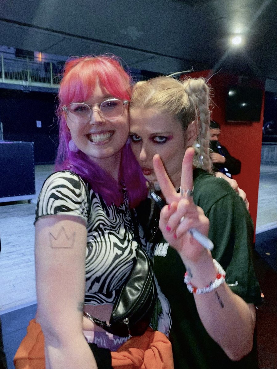 messyandmanic's tweet photo. happy birthday to my wife @babyqueen i love u forever <3 #belladay https://t.co/ricQbCxk6q