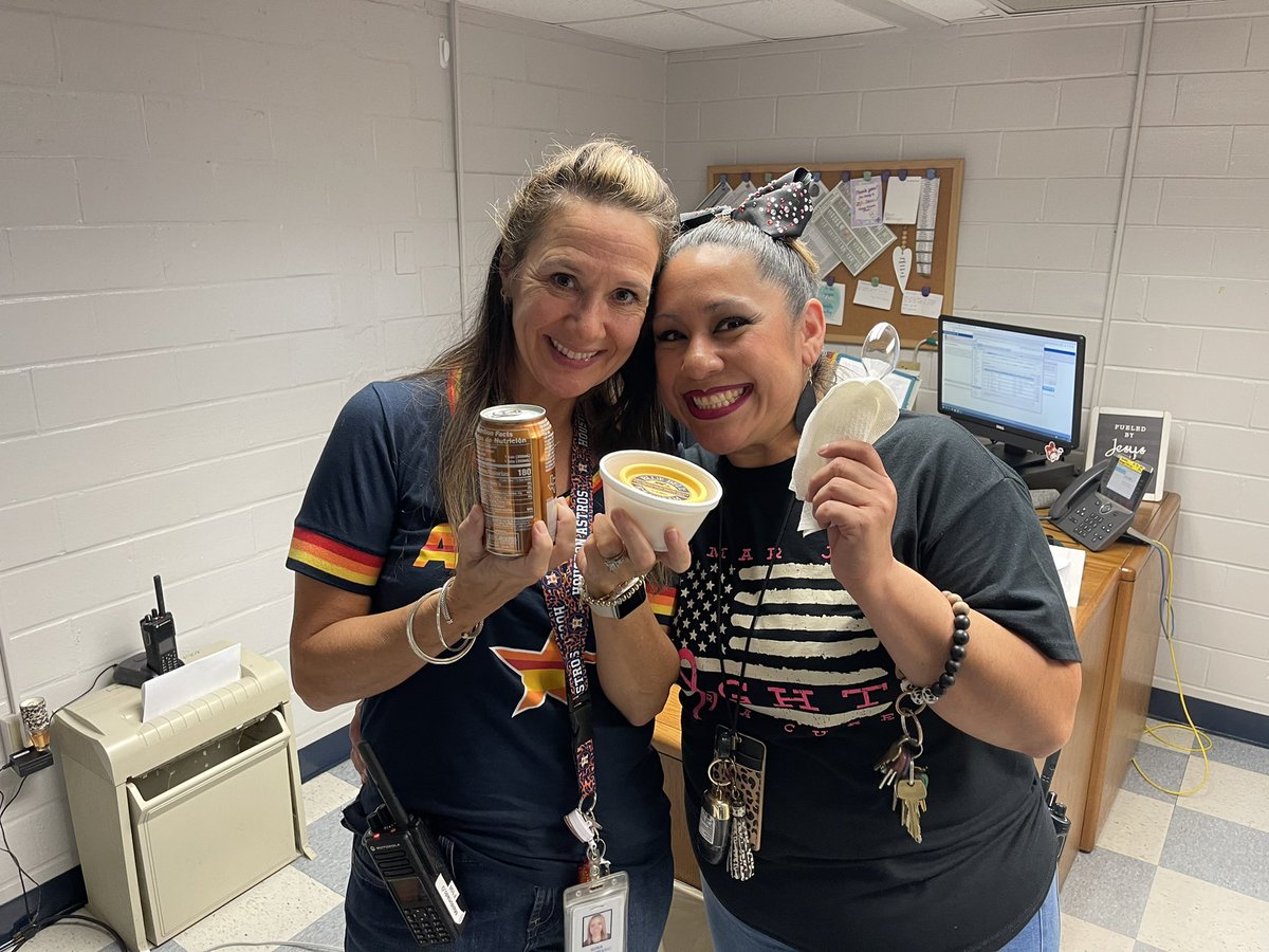 Dr_BWatson's tweet image. This is what servant leadership is all about! Taking care of your staff, students, and CommUnity! Better Together! @LJHMustangs @GregTielke @CRFields @PabloVenturini1 @LamarCISD #BelieveTheBest #OneDirection #OnePurpose