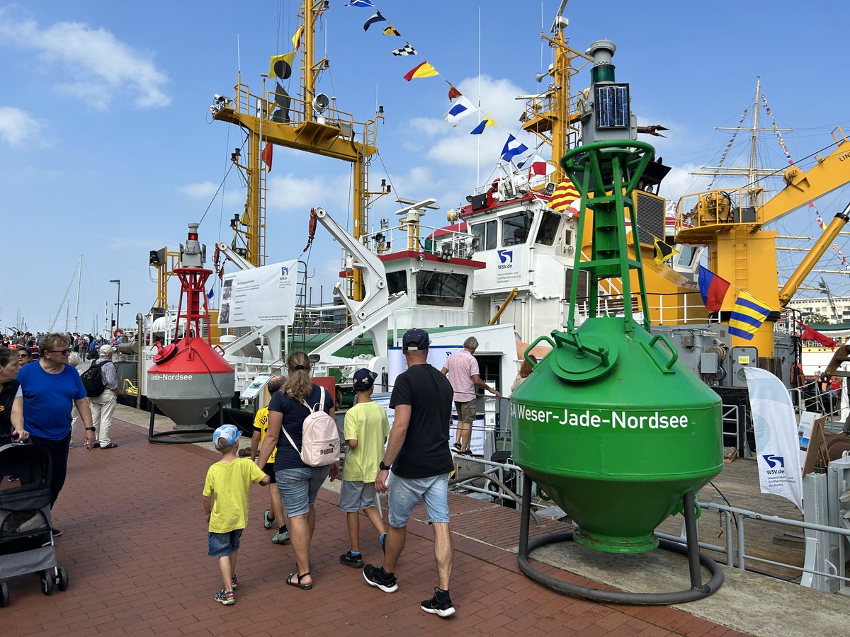 BremerhavenInfo's tweet photo. Mit Sonne starten wir in den vorletzten Tag der Maritimen Tage #Bremerhaven. Heute abend mit großem #Höhenfeuerwerk. Das ganze Programm findet Ihr unter https://t.co/ONeGtGKJut. 
#maritimetage #bremen #bremerhavenerleben #hafenfest #nordsee #niedersachsen #aboutcities #segeltörn https://t.co/p8pLThzwaN
