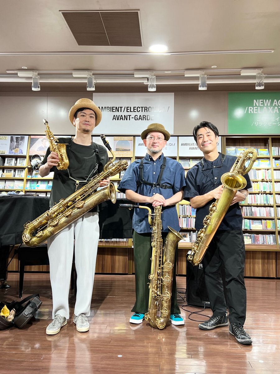 【#タワ渋クラシック】
Avant-Premiere『舞踏会の手帖』発売記念イベント、先程終了いたしました。ありがとうございました。
暑い中お集まり頂いたお客様もありがとうございました！
超絶技巧、心地良いハーモニーと音色に聴き入ってしまいました。
そして(続く↓)