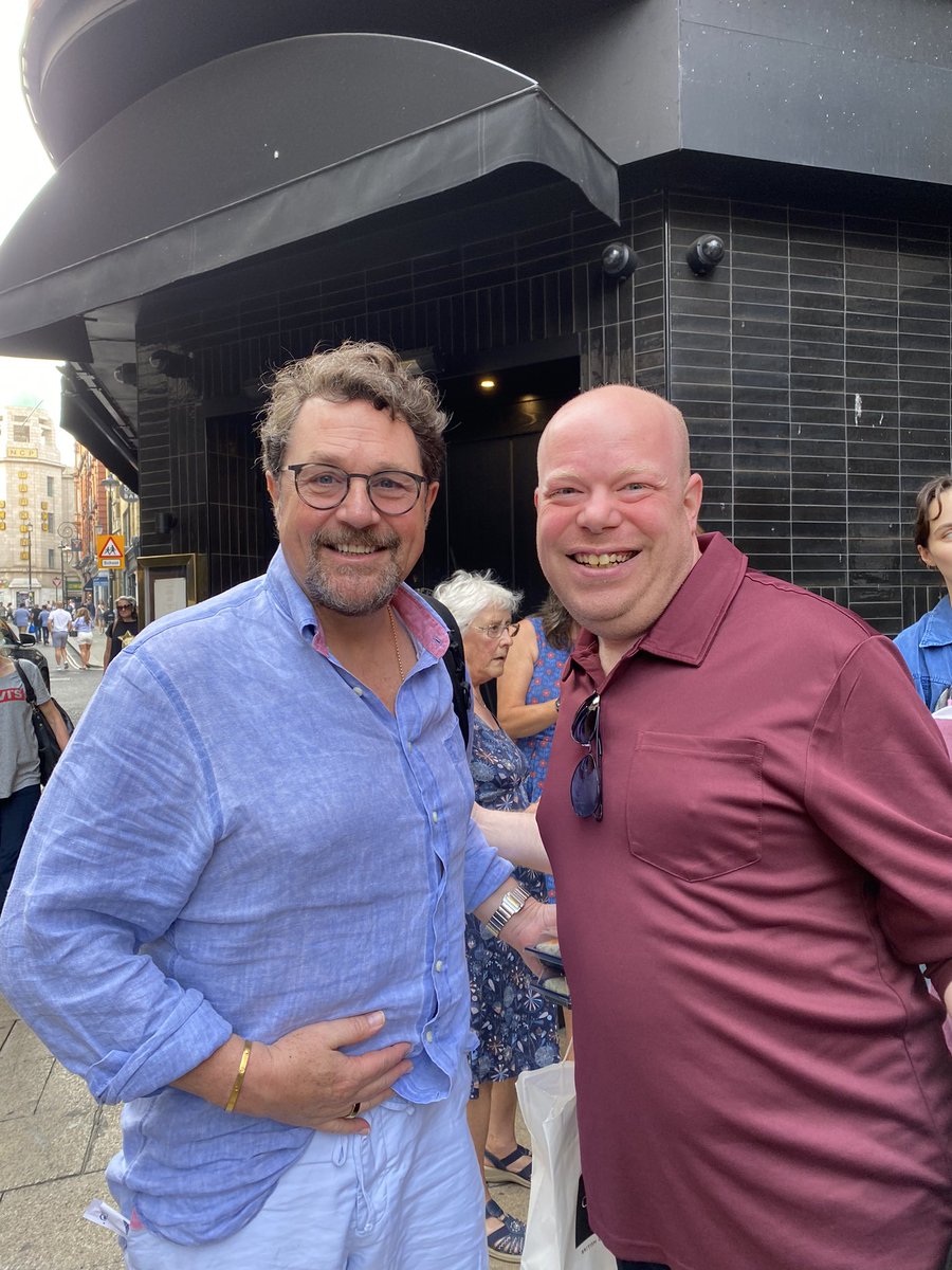 danielmatthews8's tweet photo. With the brilliant @mrmichaelball yesterday at the stage door the @LyricTheatreUK for @AspectsLoveLDN
🎭 ❤️ 📸
#MrDanielMatthews #MrMichaelBall #LyricTheatre #AspectsOfLove #London #WestEnd #Theatre #Musical https://t.co/sdOUV2acjd