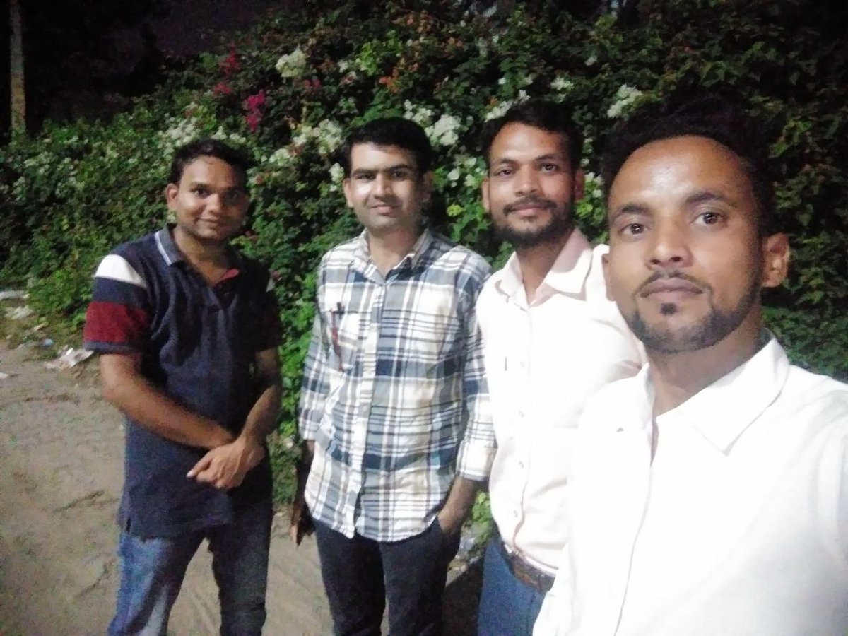 मध्यप्रदेश के DELED छात्रो से जयपुर मे चाय की थड़ी पर सुप्रीम कोर्ट के फैसले को लेकर चर्चा हुई। वहा की स्थिति को लेकर ... etc अनेक पहलुओं पर 

माला, गिफ्ट, बड़े होटल मे बैठकर चर्चा करने का शौक नही है।
बेरोजगारों की पीड़ा समझता हू 

दुआ ही मेरे लिए सबकुछ है

Like Simplicity 👍