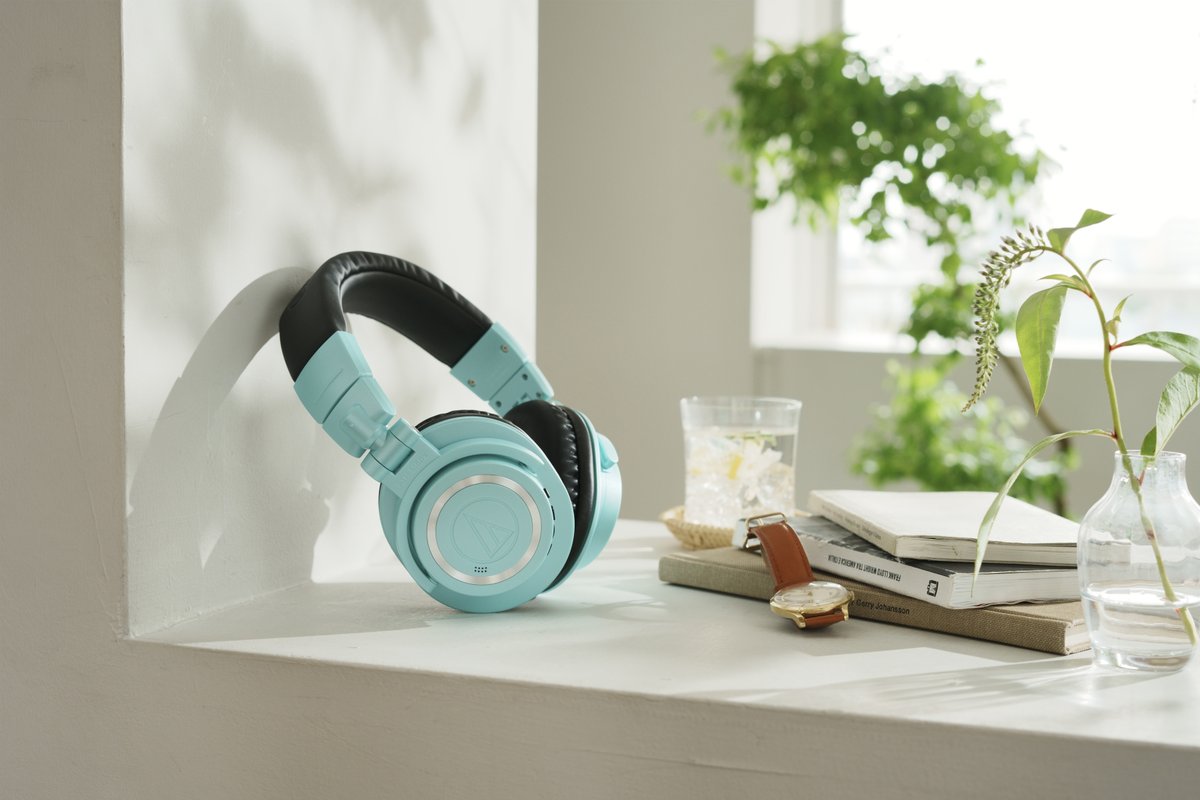 AudioTechnicaEU's tweet photo. We can't help but admire our new #M50x #IceBlue headphones! 😍
Who else is obsessed with this color that perfectly captures the coolness of a glacier and the playful vibes of the Y2K era? Let us know! 💙🧊 https://t.co/mq3KBnqyy5