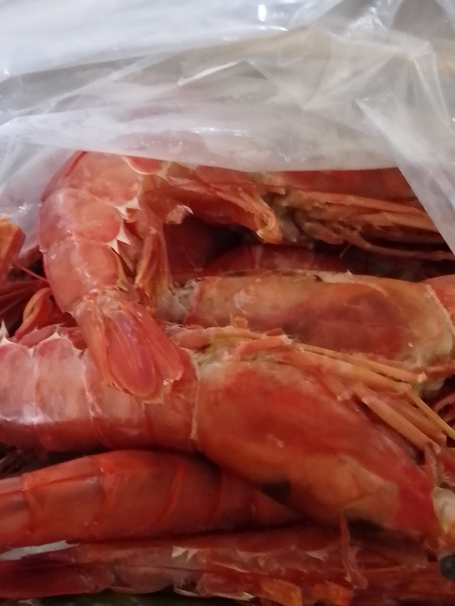 🦐を、冷凍物の専門店で買い
お昼は、🦐フライサンド、

残りは、冷凍して、次回は、すりみではない🦐🤣で、押し寿司作る

野菜は、パセリ付きで３.５０€
💯💪😆😆😆😍