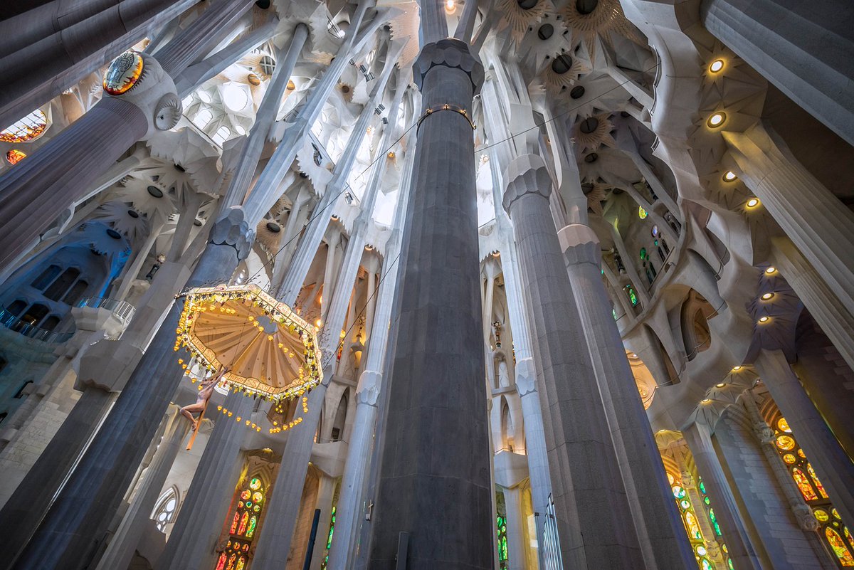 Interno della Sagrada Familia. Arte che diventa poesia. Arte che diventa magia ❤