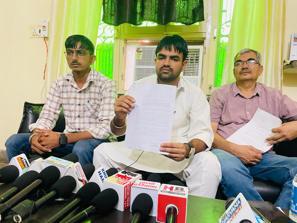 Askhatkar's tweet photo. @cmohry @PMOIndia @mlkhattar @Dchautala @mopr_goi जिला पार्षद वार्ड नंबर 7 फर्जी मार्कशीट मामले में डीसी जींद की रिपोर्ट होने के बावजूद भी डायरेक्टर पंचायत कार्रवाई नहीं कर रहे। मुख्यमंत्री जी मैं आपसे निवेदन करता हूं इस मामले पर संज्ञान ले व उचित कार्रवाई करें। https://t.co/JFKRmfRLvJ