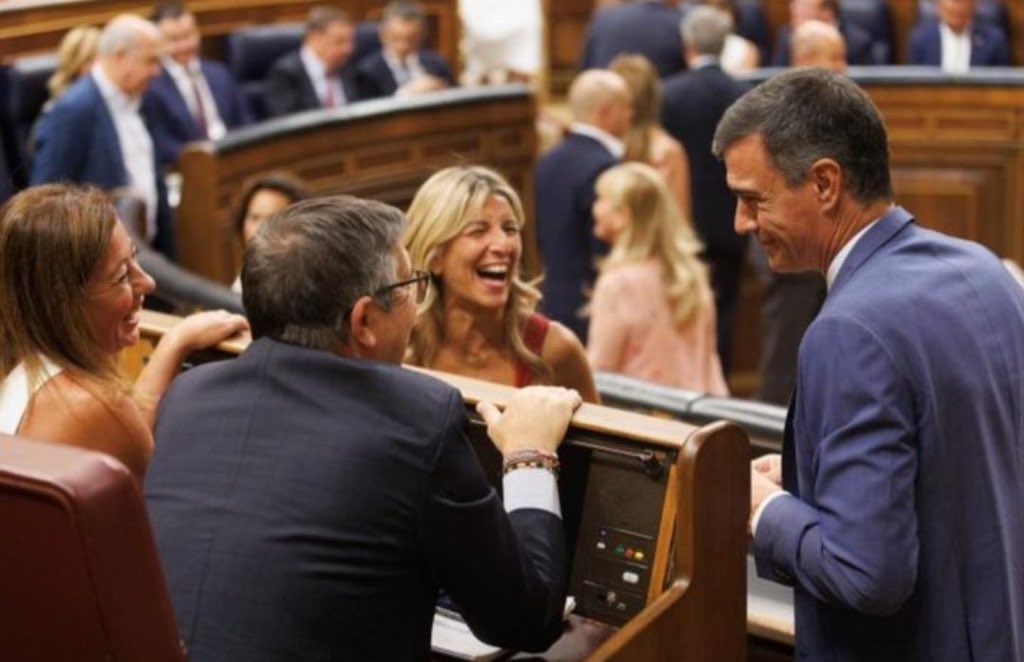 TirodeGraciah's tweet photo. - Va el tío, me llama por teléfono y me dice lo de la lista más votada.
Pues yo le contesto: “Para más votada la que tengo aquí colgada”. https://t.co/gU2GKcY2vk