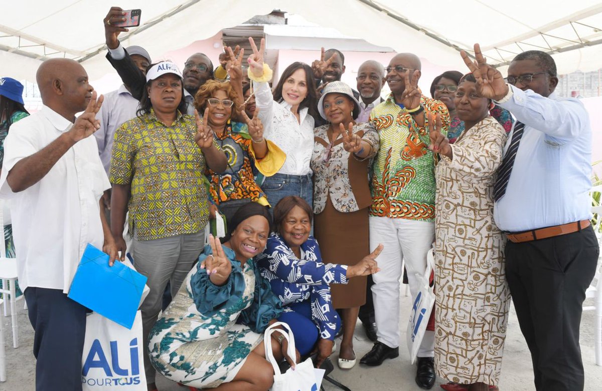 Sylviabongo's tweet photo. Nouvelle journée, nouvelles rencontres et toujours aussi émue par vos témoignages. ❤️
Merci au 3ème et au 6ème arrondissement de Libreville pour votre temps et votre accueil. 
J’ai été, hier après-midi, très heureuse d’échanger avec vous sur la Stratégie de protection de la petite enfance au Gabon que j’élabore actuellement en étroite collaboration avec les Nations Unies.
Le témoignage de mon engagement envers chaque enfant de notre pays.
Pour que chacun d’entre eux puisse être protégé, éduqué, soigné, encouragé et respecté.
Car oui j’en suis convaincue, il est possible de changer le cours d'une histoire en étant attentif à son commencement. 
En protégeant nos enfants, nous leur offrons la possibilité de développer tout leur potentiel, de cultiver leur créativité et de contribuer positivement au monde qui les entoure. 
Et comme je l’ai rappelé hier, si vous êtes témoin de violences infligées à des enfants, appelez sans attendre le 1412, numéro gratuit à travers tout le #Gabon. Merci
#AliPourTous #Ali2023 #MonPactePourLeGabon #ProtectionEnfance