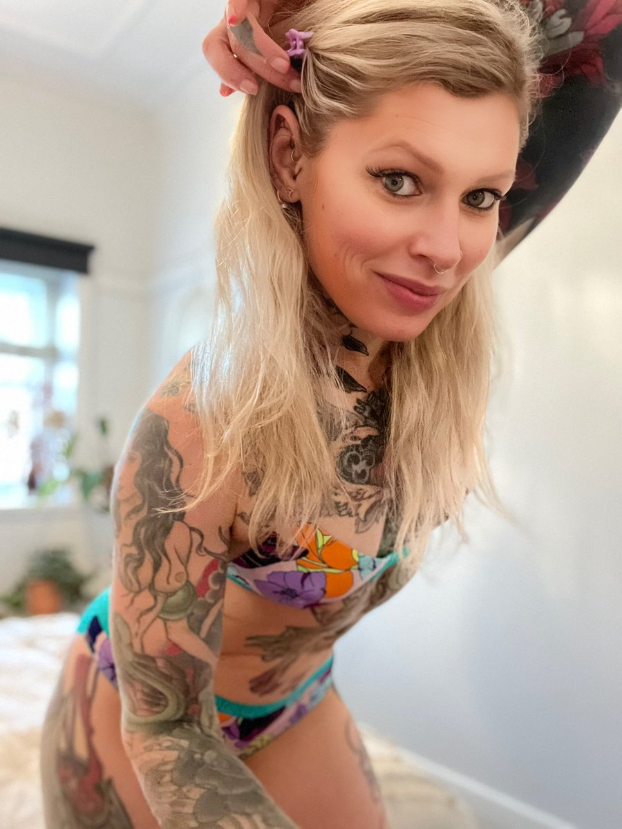 sarah_spite's tweet photo. Subscribe to see me wearing less 😘

#onlyfans_girl #onlyfansbabe #inkedgirl #chickswithtattoos https://t.co/KwFrDduNN3